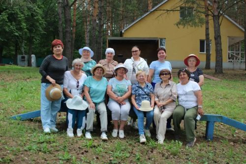 Пенсионеры Старого Заинска плетут масксети для бойцов и живут активно