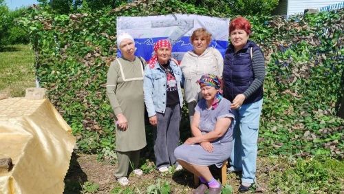 Пенсионеры Старого Заинска плетут масксети для бойцов и живут активно