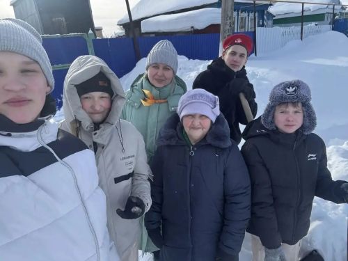 Чыбыклы мәктәбе яшьармиячеләре улы махсус хәрби операциядә катнашучы апага кар көрәргә булышты