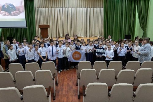 Эко-урок в Заинске от ГРЭС: школьники посадили цветы для Аллеи Памяти