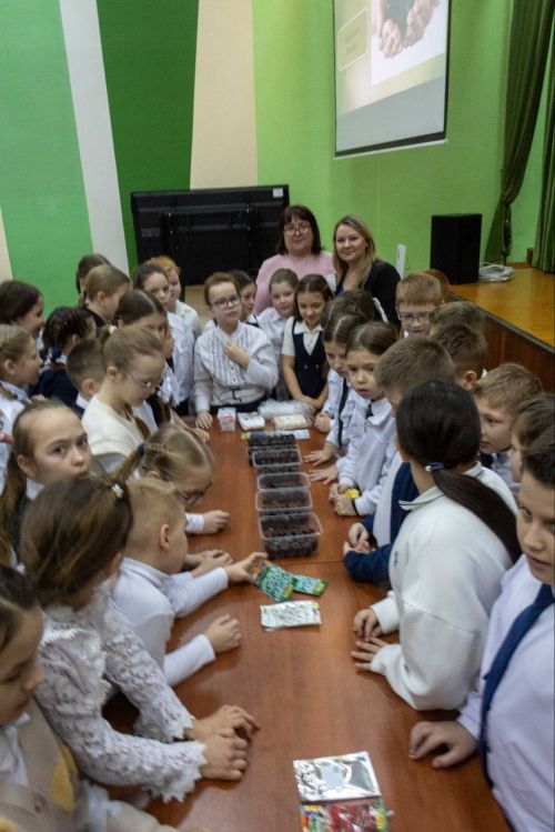 Эко-урок в Заинске от ГРЭС: школьники посадили цветы для Аллеи Памяти