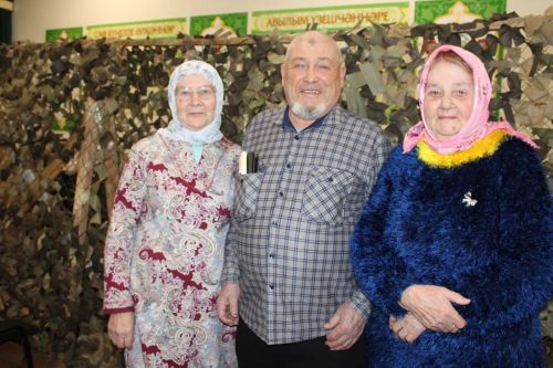 Карманлылар кичләрне маскировка челтәрләре үреп, окоп шәмнәре ясап үткәрә