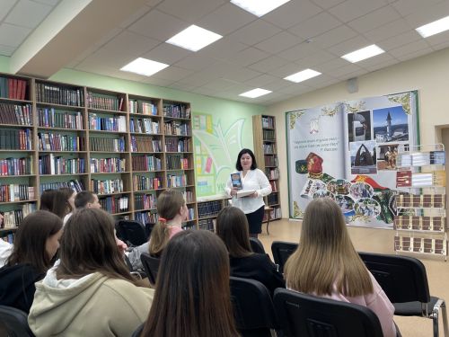 Зәй китапханәсенә  Халыкара китап бүләк итү көне уңаеннан студентлар килде