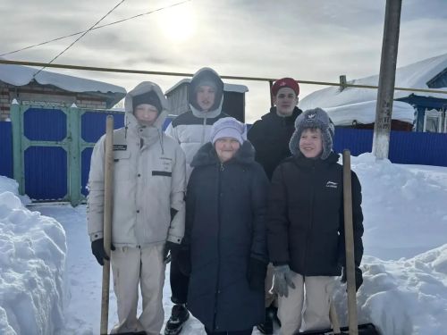 Чыбыклы мәктәбе яшьармиячеләре улы махсус хәрби операциядә катнашучы апага кар көрәргә булышты