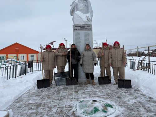 Сәвәләй мәктәбе укучылары билгесез солдат һәйкәле янындагы территорияне кардан чистарттылар