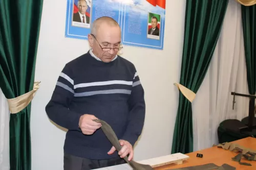 В Карманово плетут маскировочные сети и делают окопные свечи для бойцов СВО
