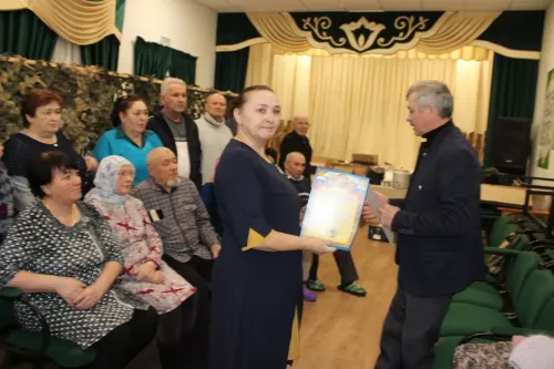 В Карманово плетут маскировочные сети и делают окопные свечи для бойцов СВО