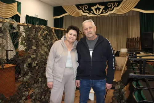 В Карманово плетут маскировочные сети и делают окопные свечи для бойцов СВО