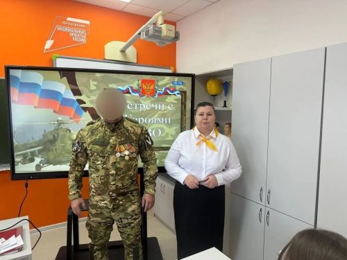 Встреча с участником СВО в Бухарайской школе: юнармейцы поздравили бойца с позывным «Кардан» с 23 Февраля