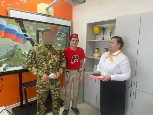 Встреча с участником СВО в Бухарайской школе: юнармейцы поздравили бойца с позывным «Кардан» с 23 Февраля
