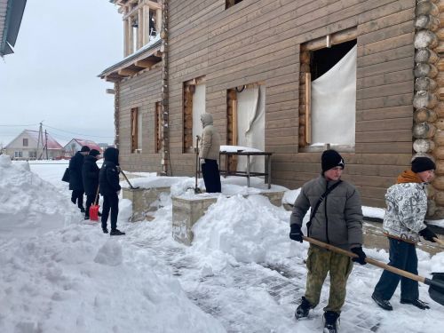 Зәйнең  «Форпост» һәм «Яшь гвардия» активистлары Югары Баграж чиркәве биләмәсен кардан чистарттылар