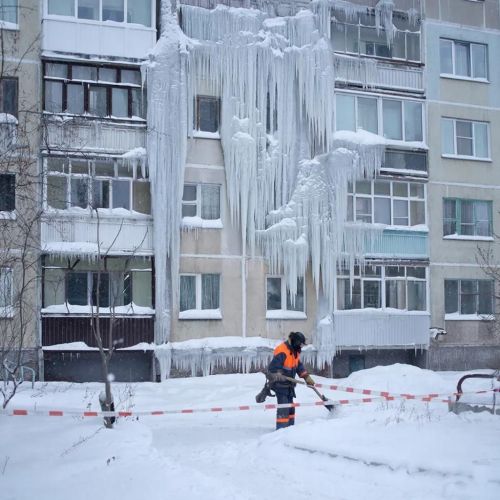 В Татарстане возбуждено более 40 дел за снег и наледь на крышах