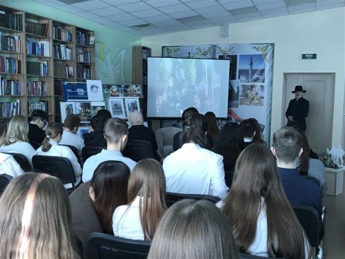 В Заинске школьники встретились с художником и скульптором Фазылом Шиаповым