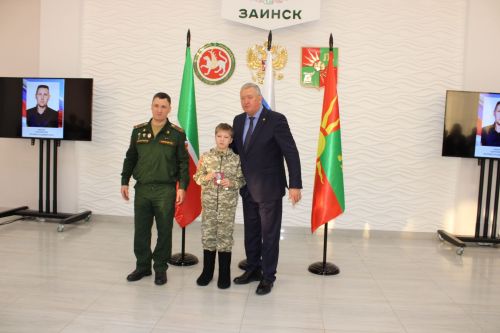 «Они с нами навсегда»: В Заинске передали государственные награды семьям погибших героев СВО