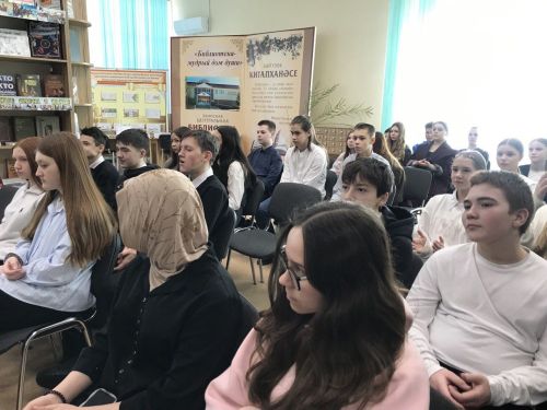 В Заинске школьники встретились с художником и скульптором Фазылом Шиаповым