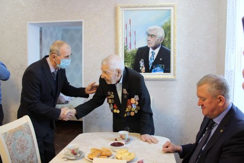 Зәйдә Бөек Ватан сугышы ветеранын Ватанны саклаучылар көне белән котладылар