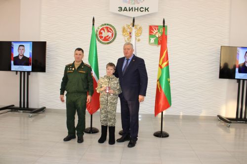 «Они с нами навсегда»: В Заинске передали государственные награды семьям погибших героев СВО