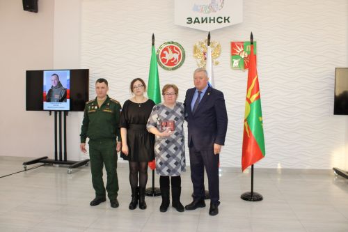 «Они с нами навсегда»: В Заинске передали государственные награды семьям погибших героев СВО