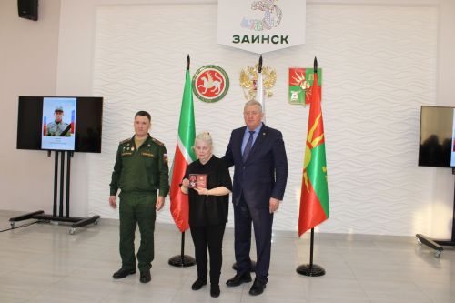 «Они с нами навсегда»: В Заинске передали государственные награды семьям погибших героев СВО