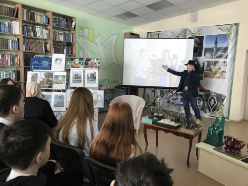 В Заинске школьники встретились с художником и скульптором Фазылом Шиаповым