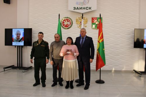 «Они с нами навсегда»: В Заинске передали государственные награды семьям погибших героев СВО