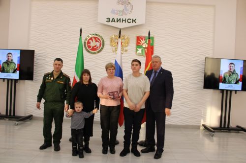 «Они с нами навсегда»: В Заинске передали государственные награды семьям погибших героев СВО
