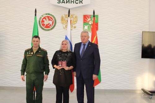 «Они с нами навсегда»: В Заинске передали государственные награды семьям погибших героев СВО