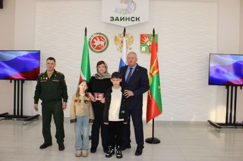 «Они с нами навсегда»: В Заинске передали государственные награды семьям погибших героев СВО