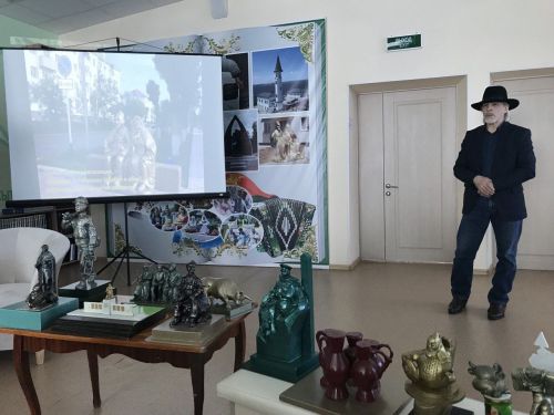 В Заинске школьники встретились с художником и скульптором Фазылом Шиаповым