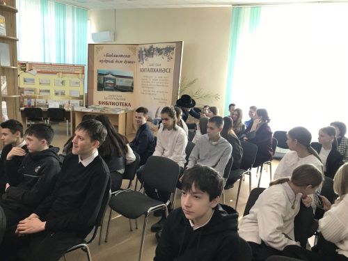 В Заинске школьники встретились с художником и скульптором Фазылом Шиаповым