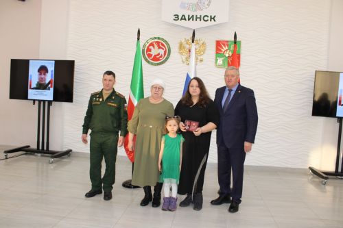 «Они с нами навсегда»: В Заинске передали государственные награды семьям погибших героев СВО