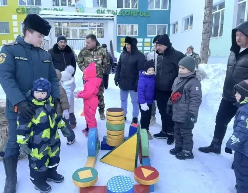 Папы и дети соревновались в силе и ловкости: в «Светлячке» прошел семейный праздник в честь 23 февраля
