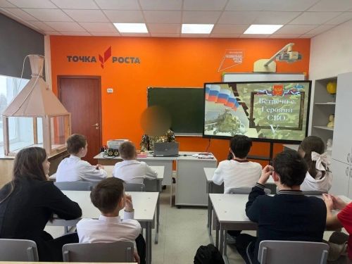 Бохарай мәктәбе укучылары хәрби белән аралашты