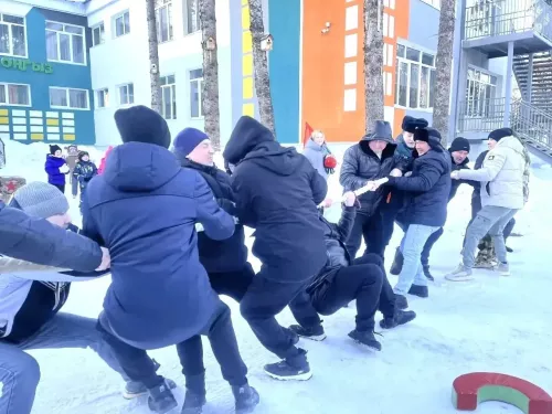 Папы и дети соревновались в силе и ловкости: в «Светлячке» прошел семейный праздник в честь 23 февраля