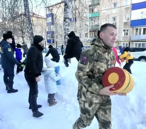 Папы и дети соревновались в силе и ловкости: в «Светлячке» прошел семейный праздник в честь 23 февраля