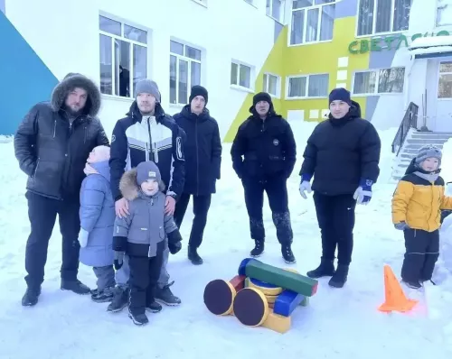 Папы и дети соревновались в силе и ловкости: в «Светлячке» прошел семейный праздник в честь 23 февраля