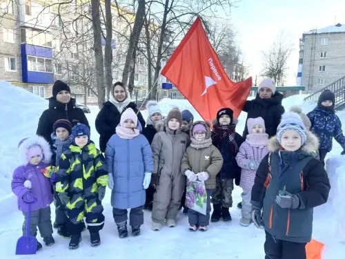 Папы и дети соревновались в силе и ловкости: в «Светлячке» прошел семейный праздник в честь 23 февраля