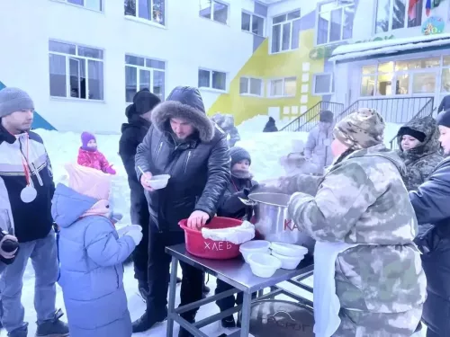 Папы и дети соревновались в силе и ловкости: в «Светлячке» прошел семейный праздник в честь 23 февраля