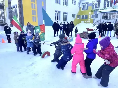 Папы и дети соревновались в силе и ловкости: в «Светлячке» прошел семейный праздник в честь 23 февраля