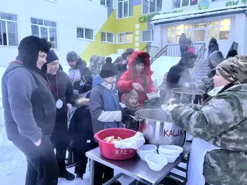 Папы и дети соревновались в силе и ловкости: в «Светлячке» прошел семейный праздник в честь 23 февраля