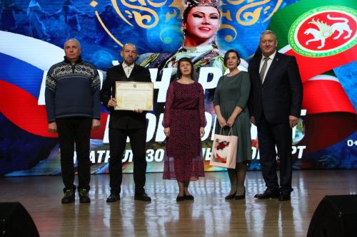 На открытии Год патриотизма и единства в Заинске наградили семьи, преданные одной профессии