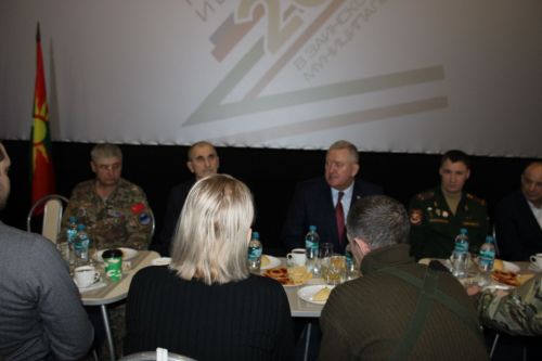 Зәйдә хәрбиләр белән очрашуда махсус хәрби операция ветеранына медаль тапшырылды