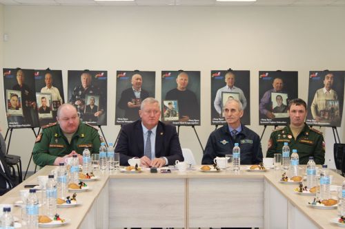 Зәйдә хәрбиләр белән очрашуда  медальләр тапшырылды