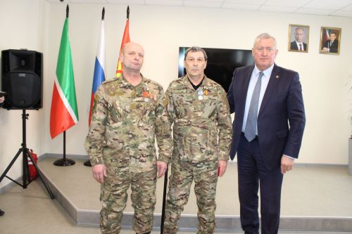 Зәйдә хәрбиләр белән очрашуда  медальләр тапшырылды