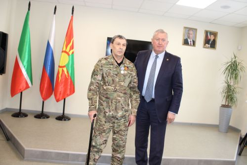 Зәйдә хәрбиләр белән очрашуда  медальләр тапшырылды