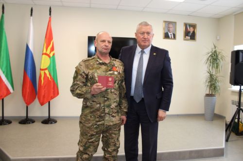 Зәйдә хәрбиләр белән очрашуда  медальләр тапшырылды