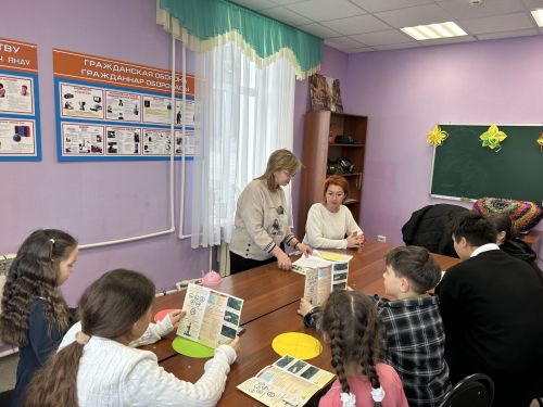 Как безопасно перейти дорогу: в Мирном прошёл урок ПДД для детей