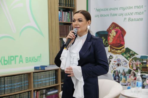 Шәфкать туташы да, җырчы да, шагыйрә дә