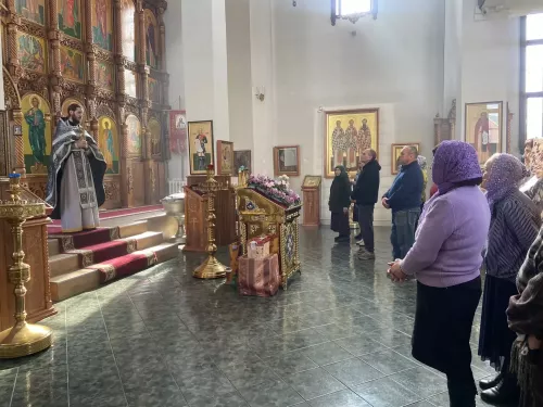 Середина поста: зачем верующие сегодня собрались в Свято-Троицком соборе