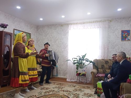 Зичәбаш авылында яшәүче җырга-моңга гашыйк Раиса әбине 96 яше белән котладылар